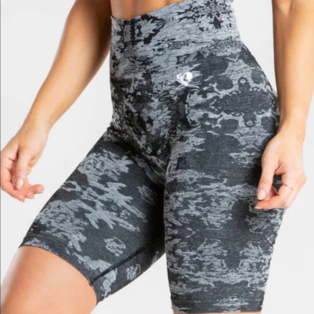 Womens Best - NWOT - Black Camo Shorts